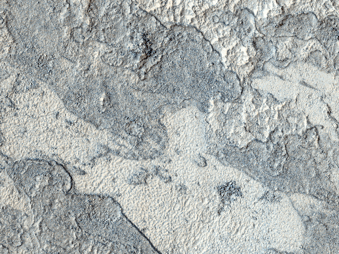Sziklás lerakódás egy termális jelzésekkel borított kráter aljzatán