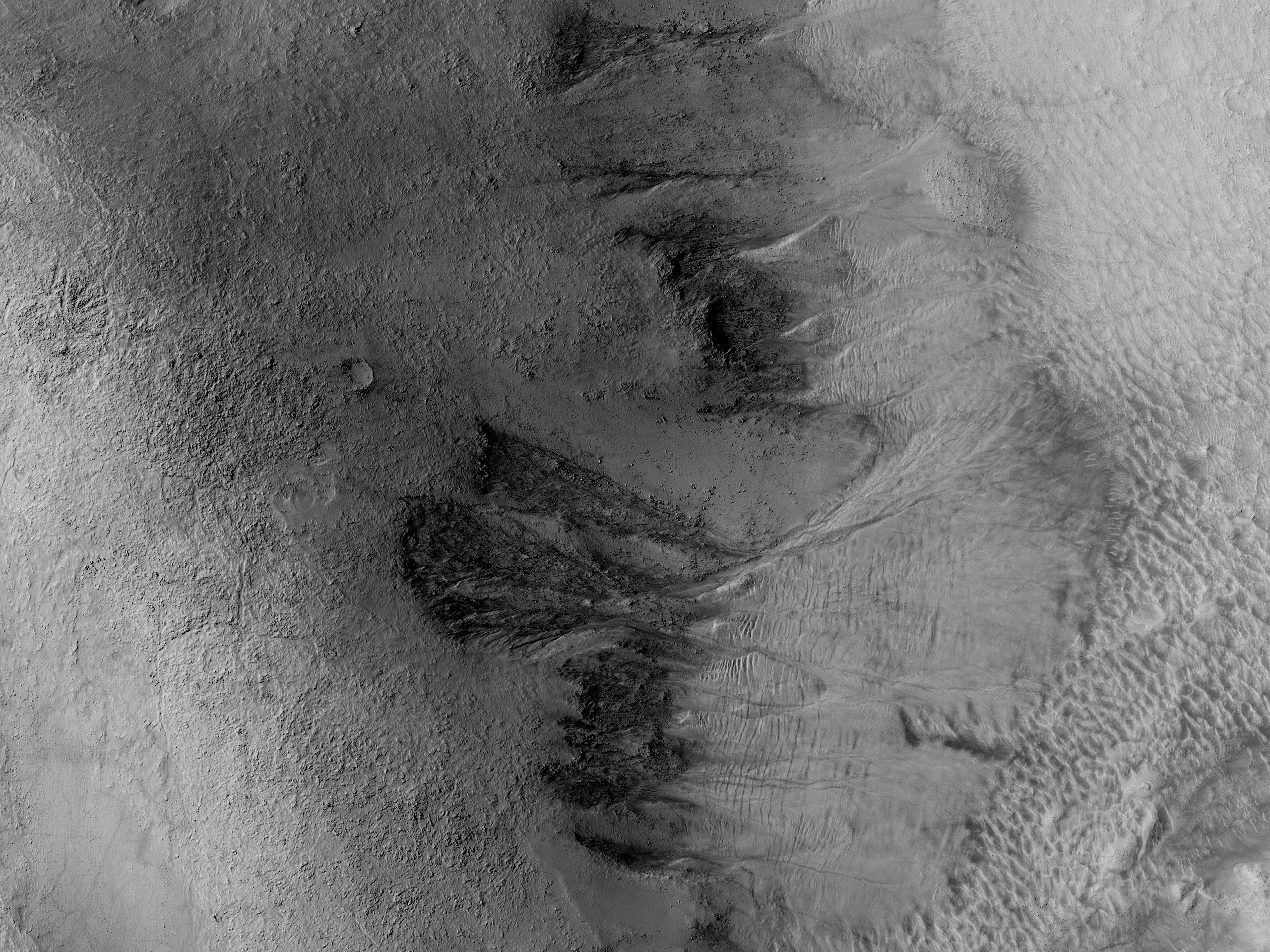 Canaloni sul picco centrale del Cratere Lohse 