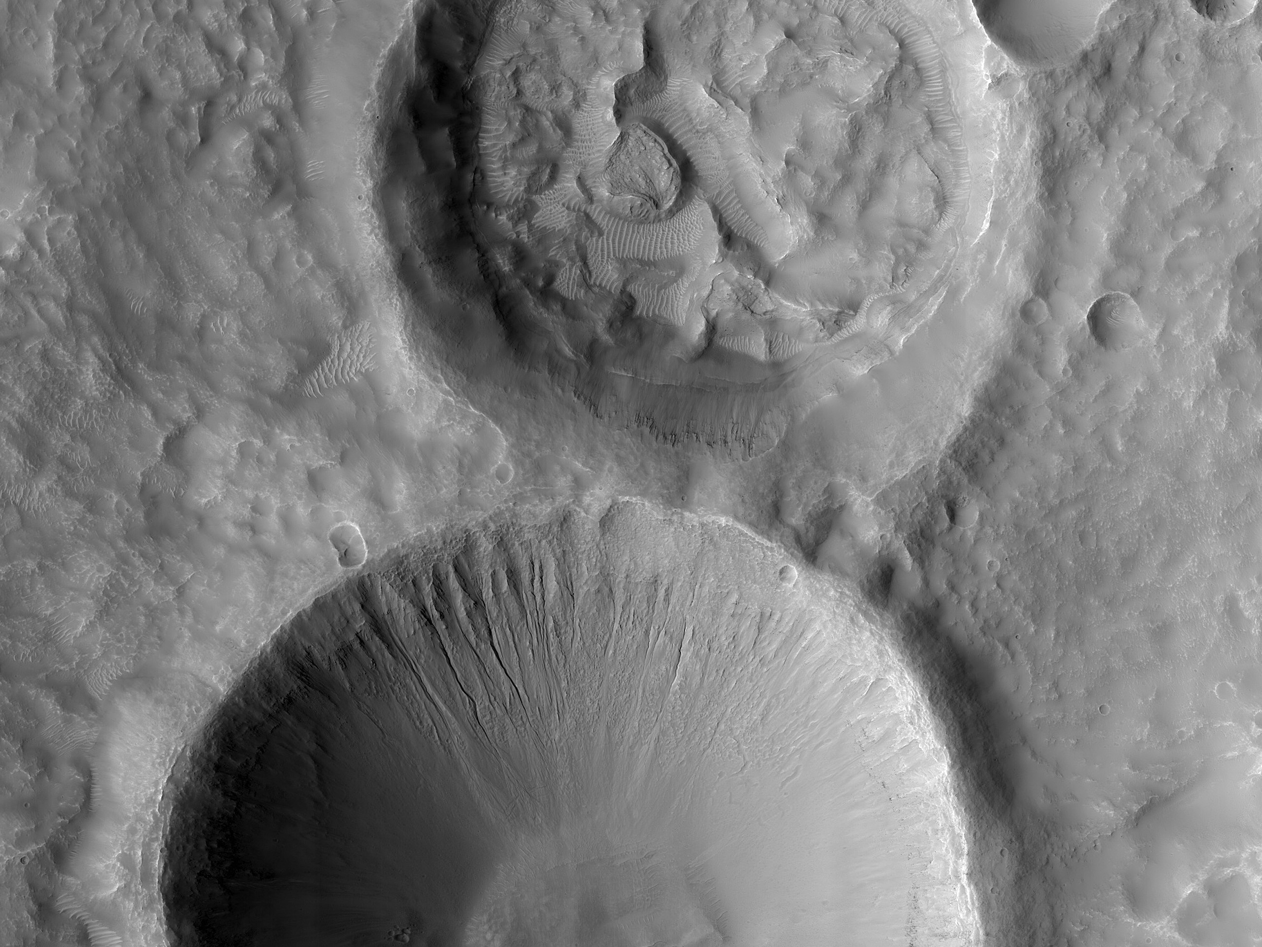 Deux cratères au sud de Sirenum Fossae