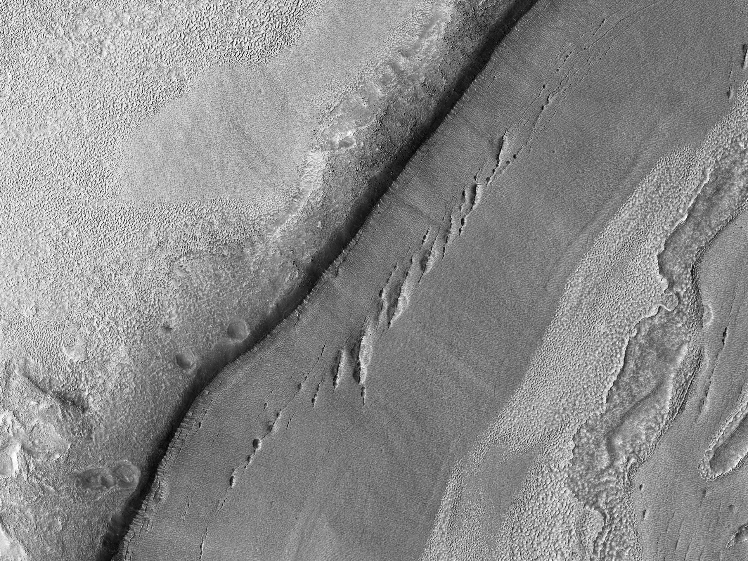 Poços ao longo de fissuras no fundo de uma cratera