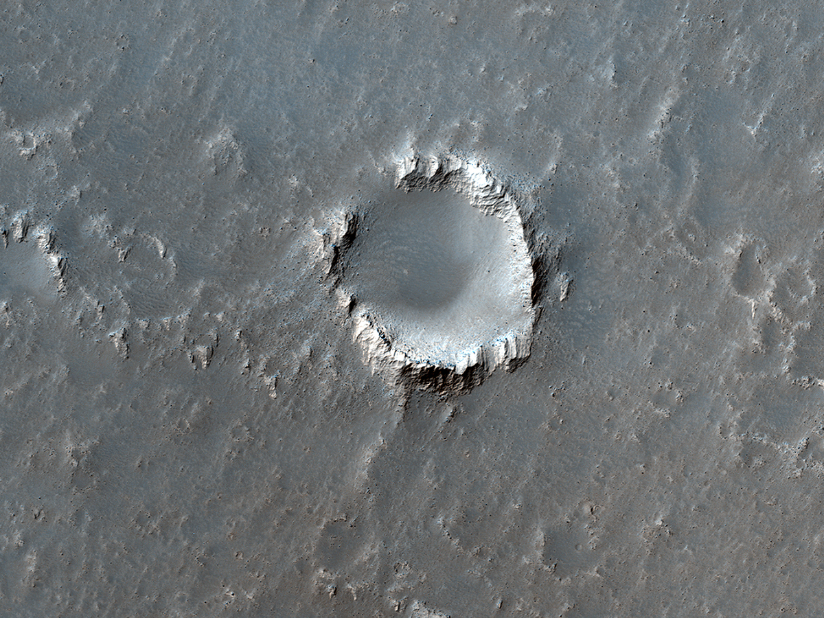 Arsia Mons’un yakınlarındaki lav akıntıları ve sıradışı bir krater
