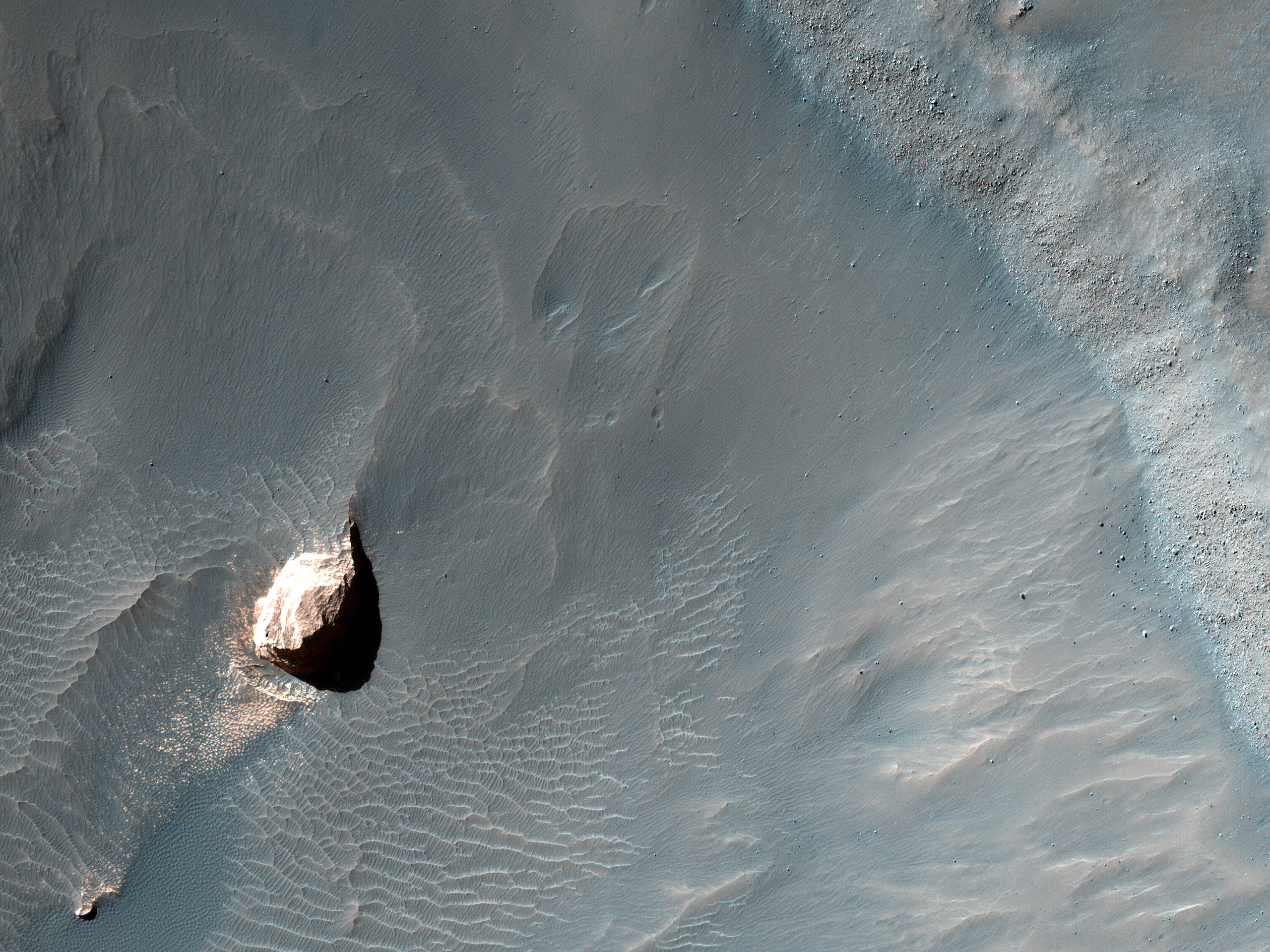 Un pequeño cráter dentro del Cráter Pollack con materiales claros en su interior