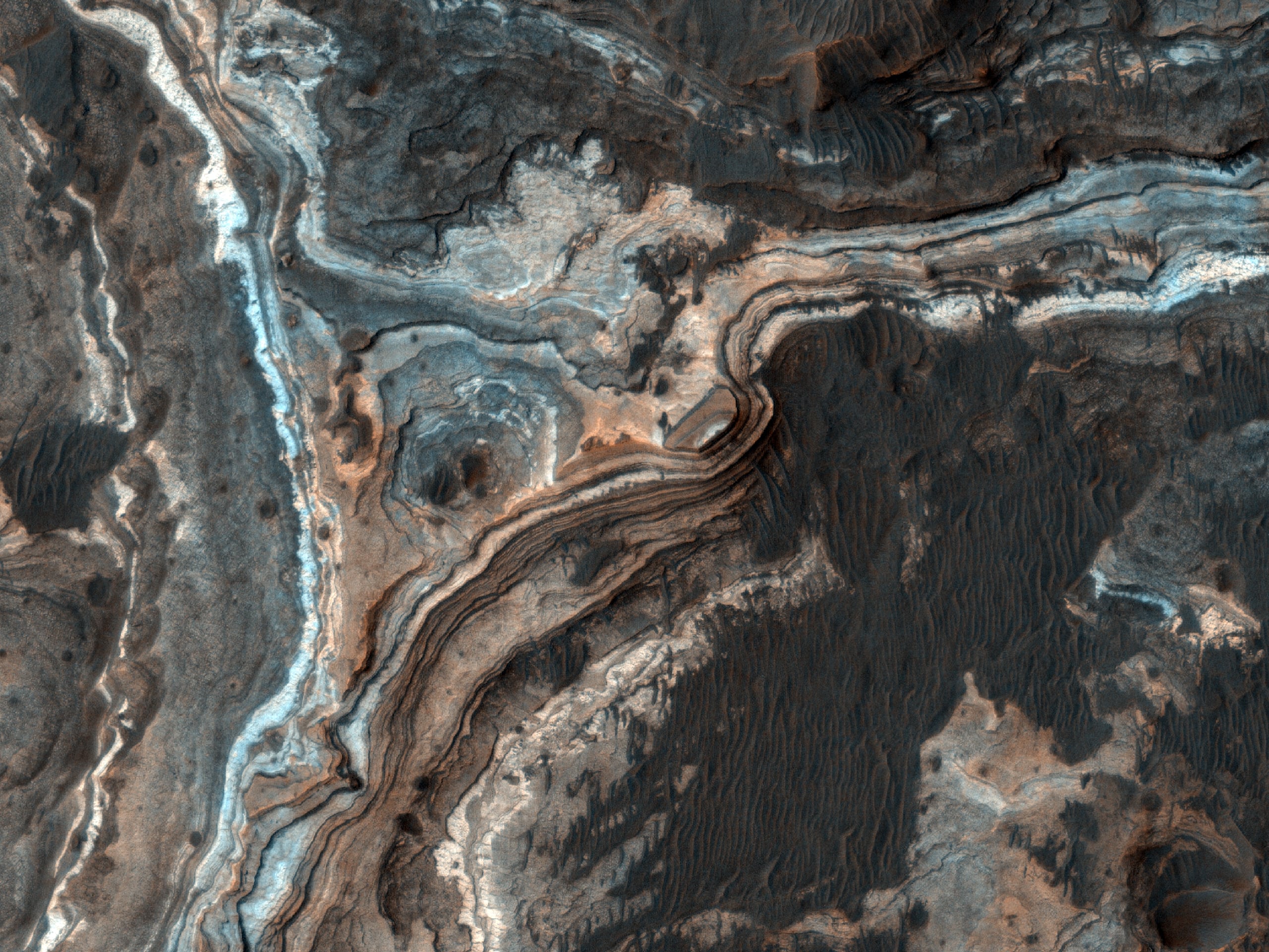 Affleurement de strates rocheuses de couleur claire dans Ladon Valles