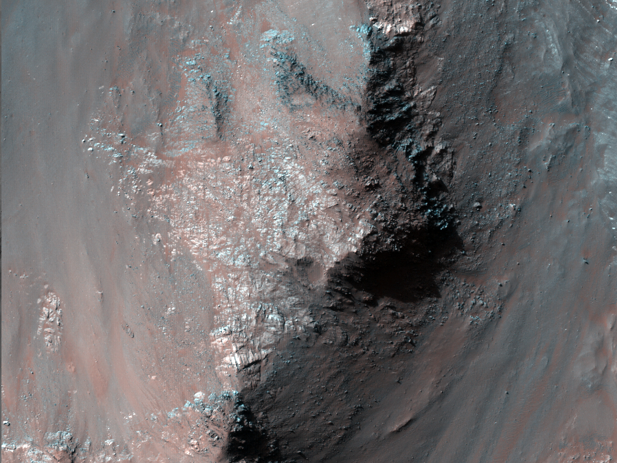 Coprates Chasma’daki yan kayaç eğimleri boyunca ortaya çıkmış çeşitli maddeler