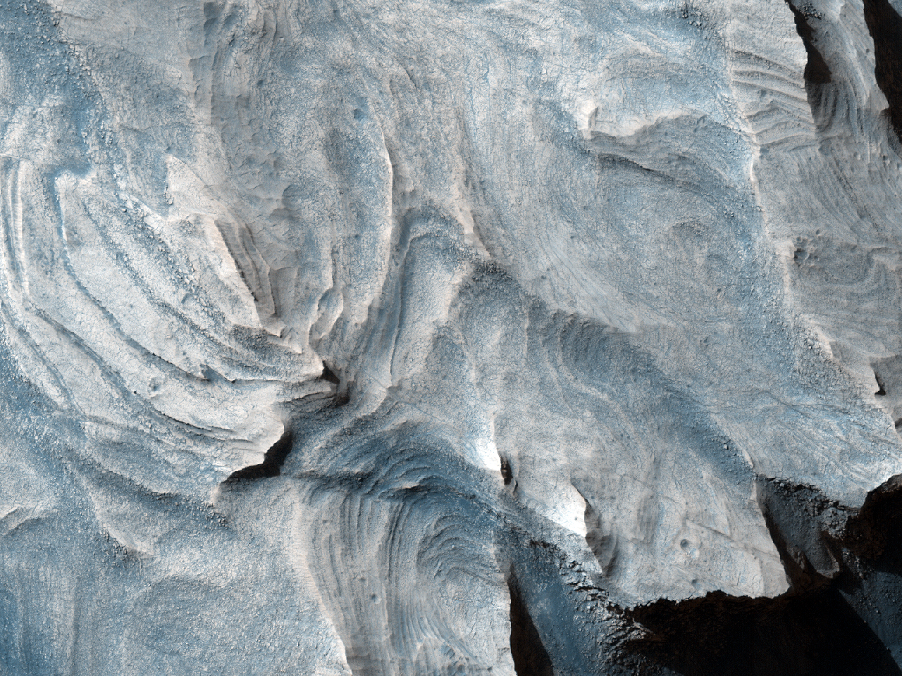 מרבצים בתוך שכבות בקאנדור קזמה המערבי (Candor Chasma)