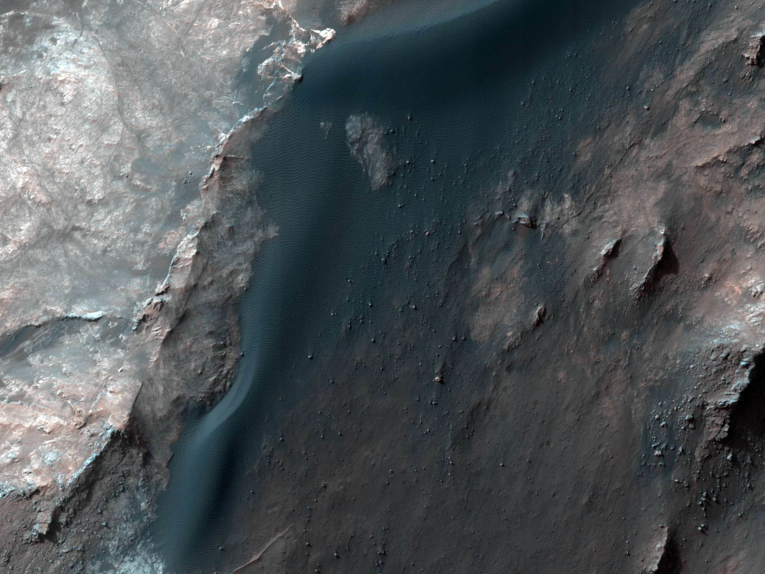 Ljósleitt berg í opnu í Coprates Chasma 