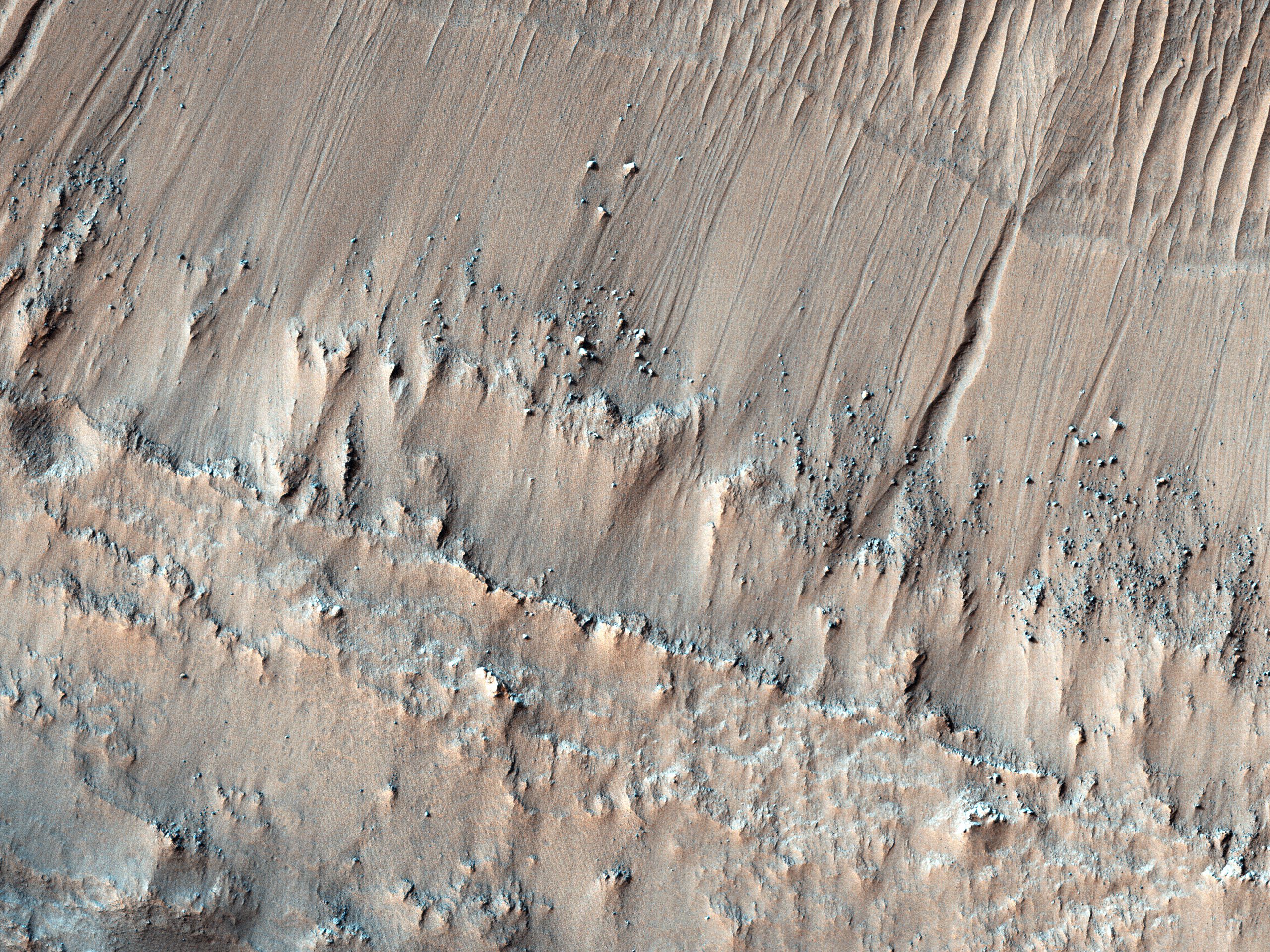 Von Rinnen durchzogene Kraterwände in Terra Cimmeria