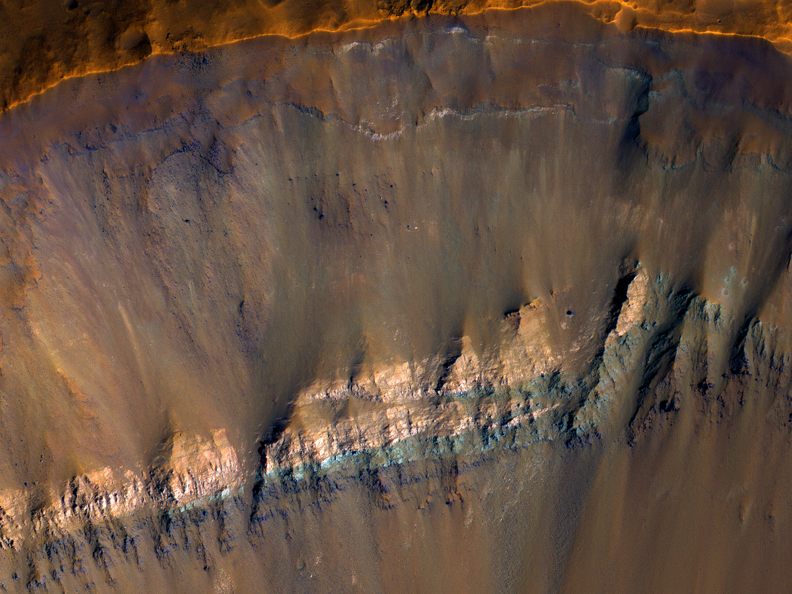 Çarpma kraterinin duvarlarında ortaya çıkmış renkli katmanlar