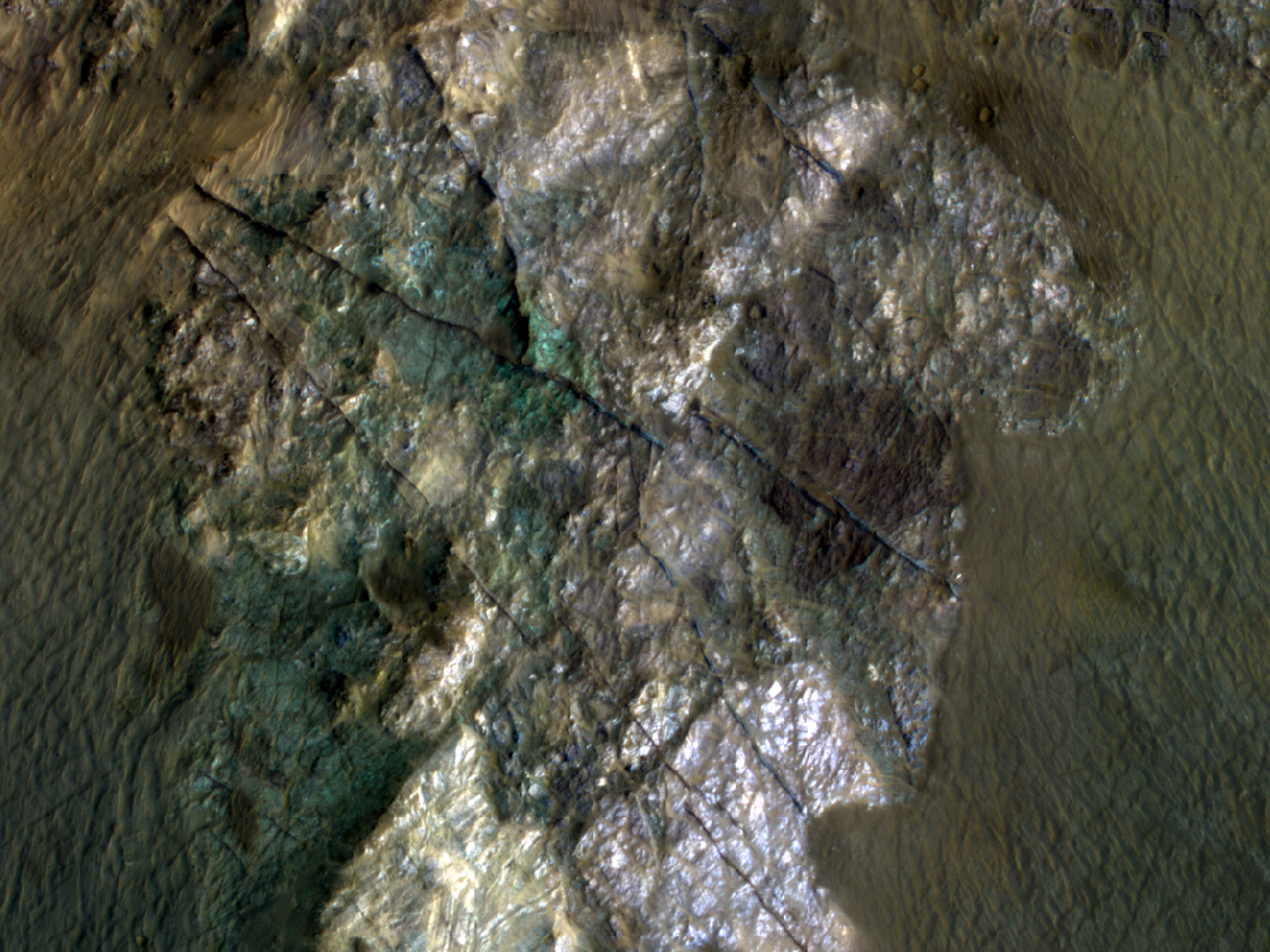 Wielobarwna, spękana skała w kraterze Ritchera