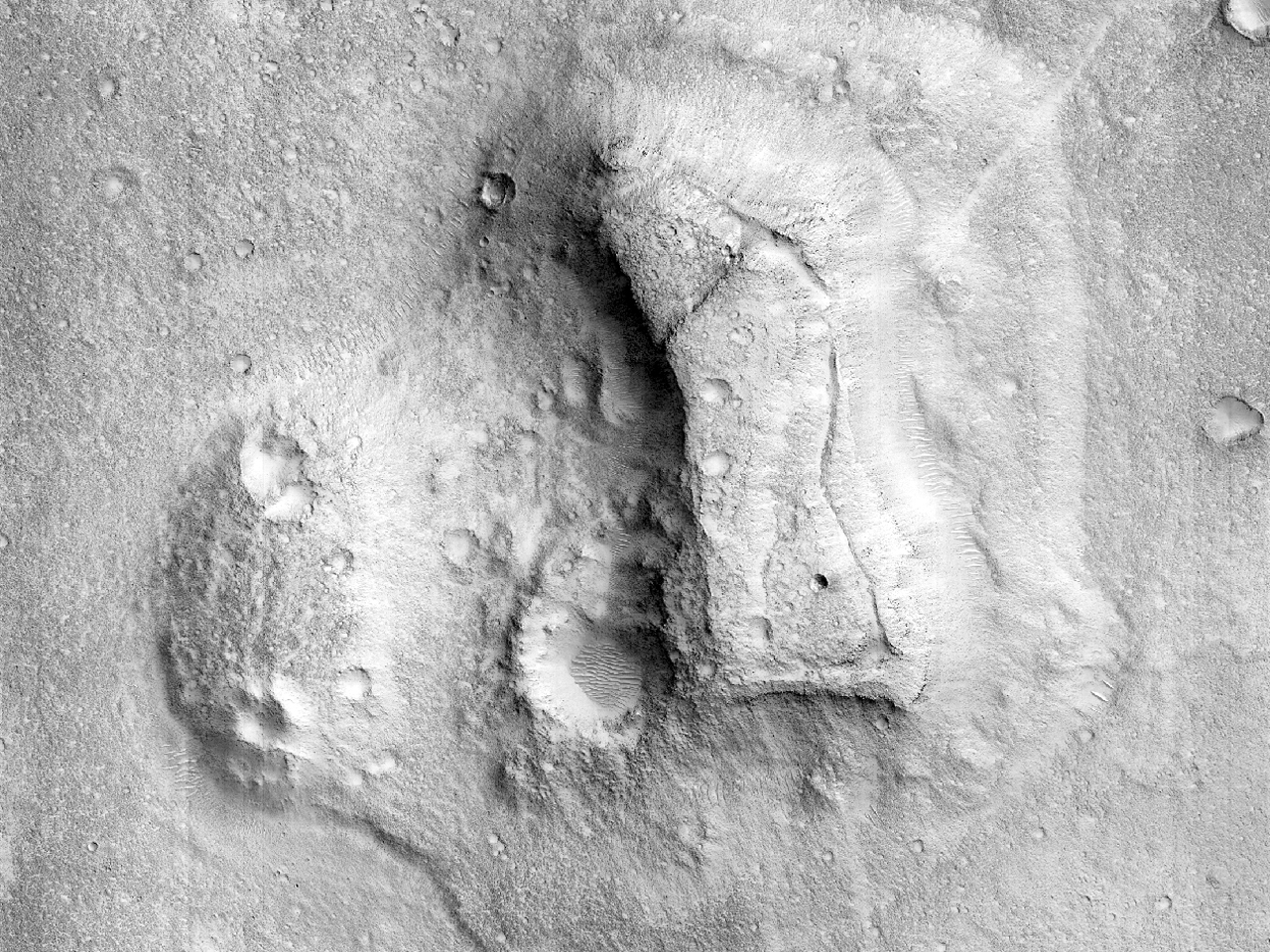  Mesa cum subligare consociato cum rotundo lineamento in Isidis Planitia
