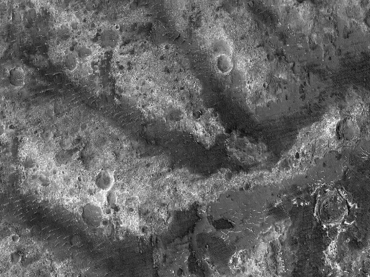 עמקים עם משקעים מרובדים לאורך רמות באגן של עמקי לדון (Ladon Valles)