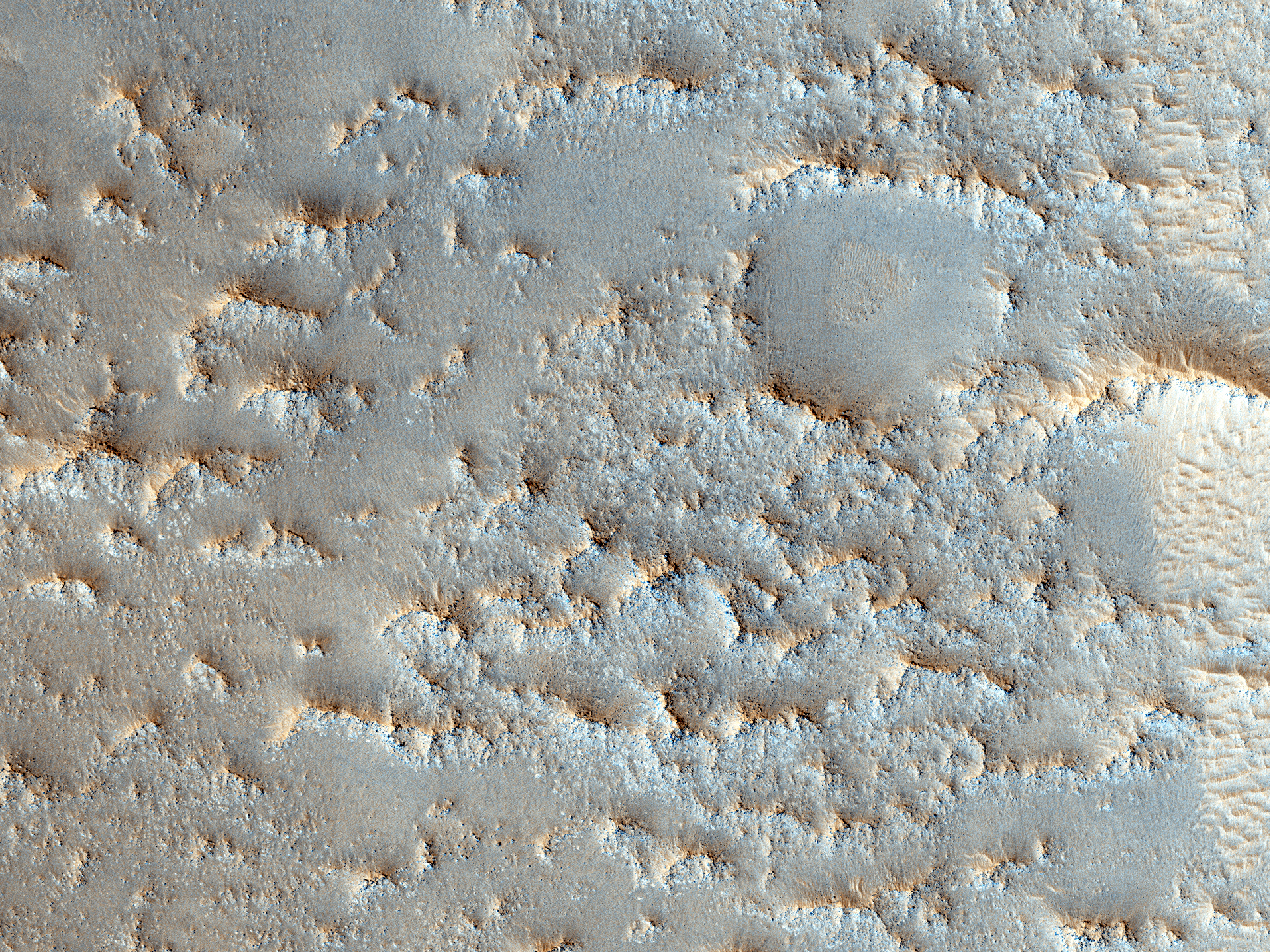 Різноманітні скелясті шари на південь від кратера Antoniadi 