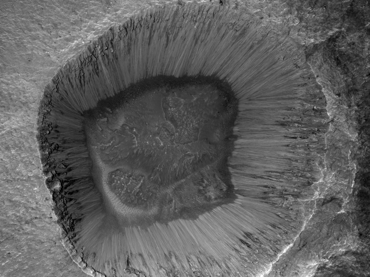 Недавно появившийся ударный кратер диаметром 3 километра