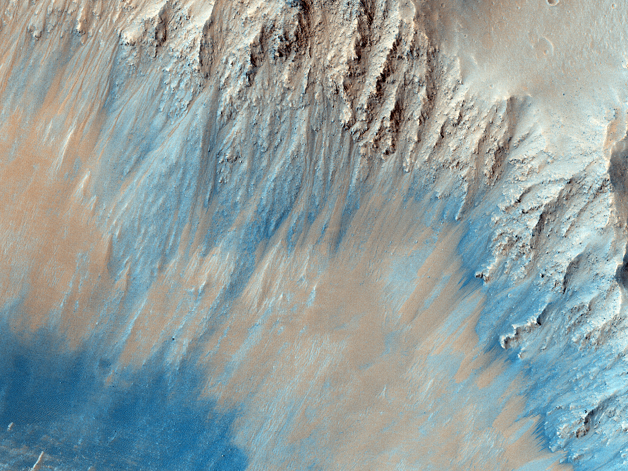 Des pentes au sud dun grand cratre dimpact dans Coprates Chasma