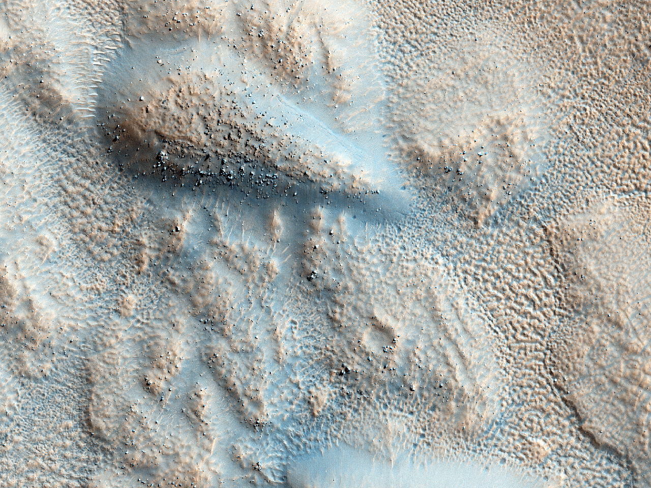 Tumuli in margine crateris eiecti