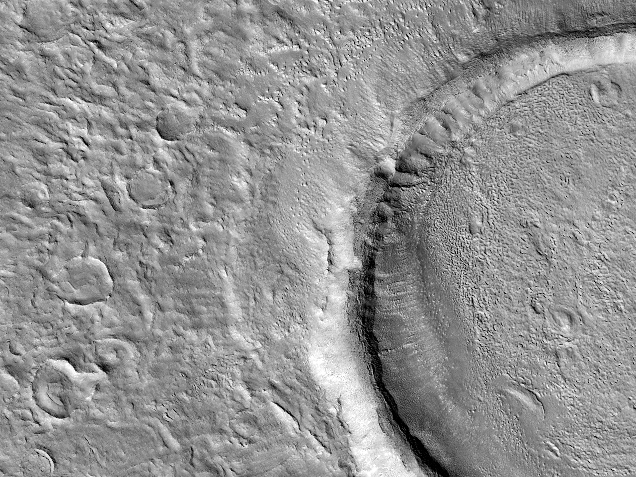 Crater in planitie septentrionali Elysii