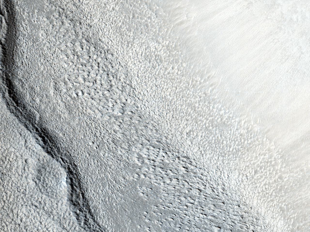 Stożkowate wgłębienia wewnątrz krateru w północnej części Arabia Terra