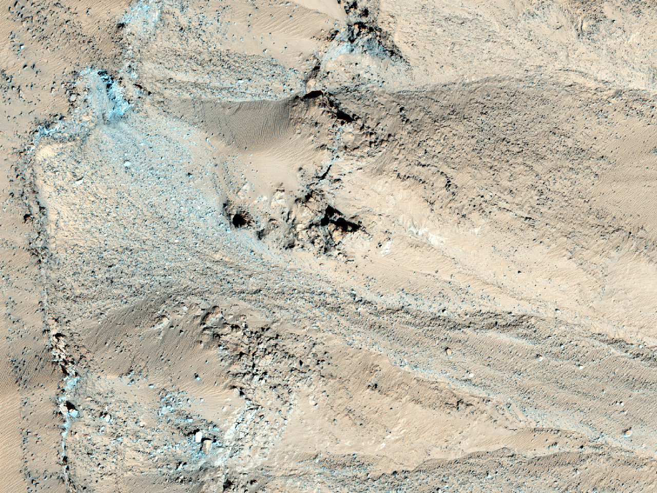 Wąwozy i skała macierzysta na wschodniej stronie Krateru Maunder