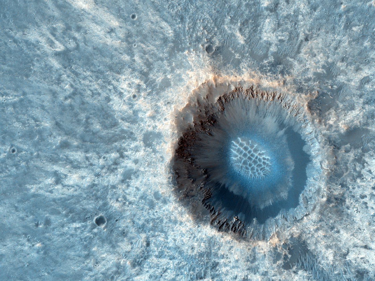 Powstały niedawno niewielki krater uderzeniowy