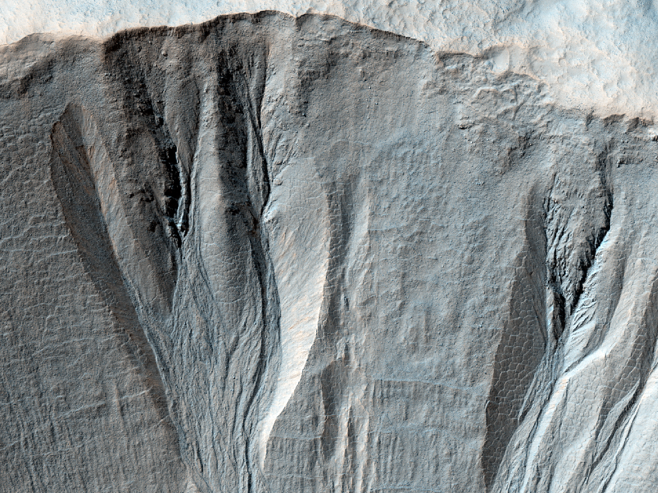 Wąwozy w kraterze w Terra Sirenum