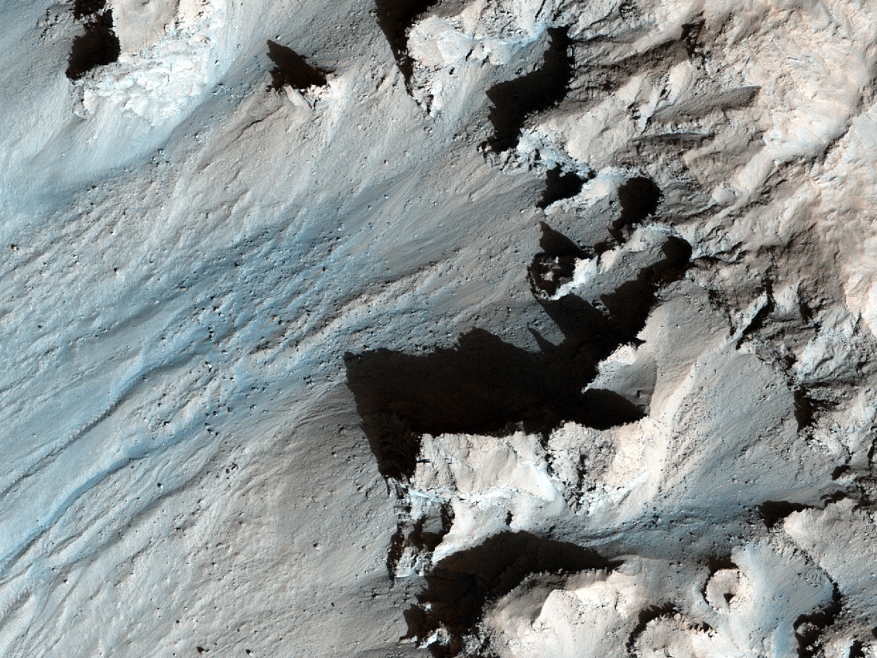 Wzniesienia wewnątrz Krateru Rabe