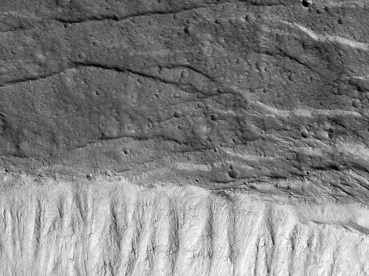 Canaux de lave sur Olympus Mons