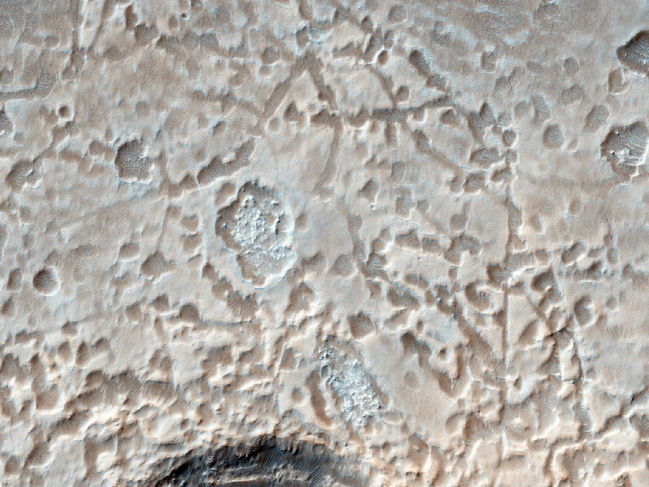 Ślady delty rzecznej w kraterze na obszarze Noachis Terra