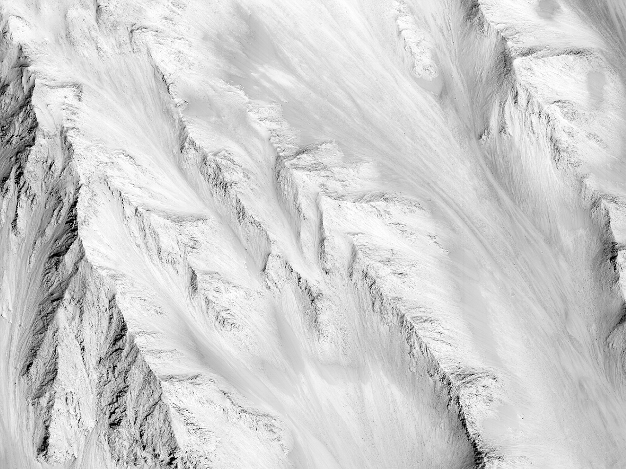 Pendii ripidi in Eos Chasma