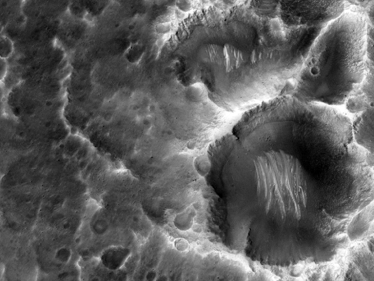 Flacher Krater mit Ablagerungen