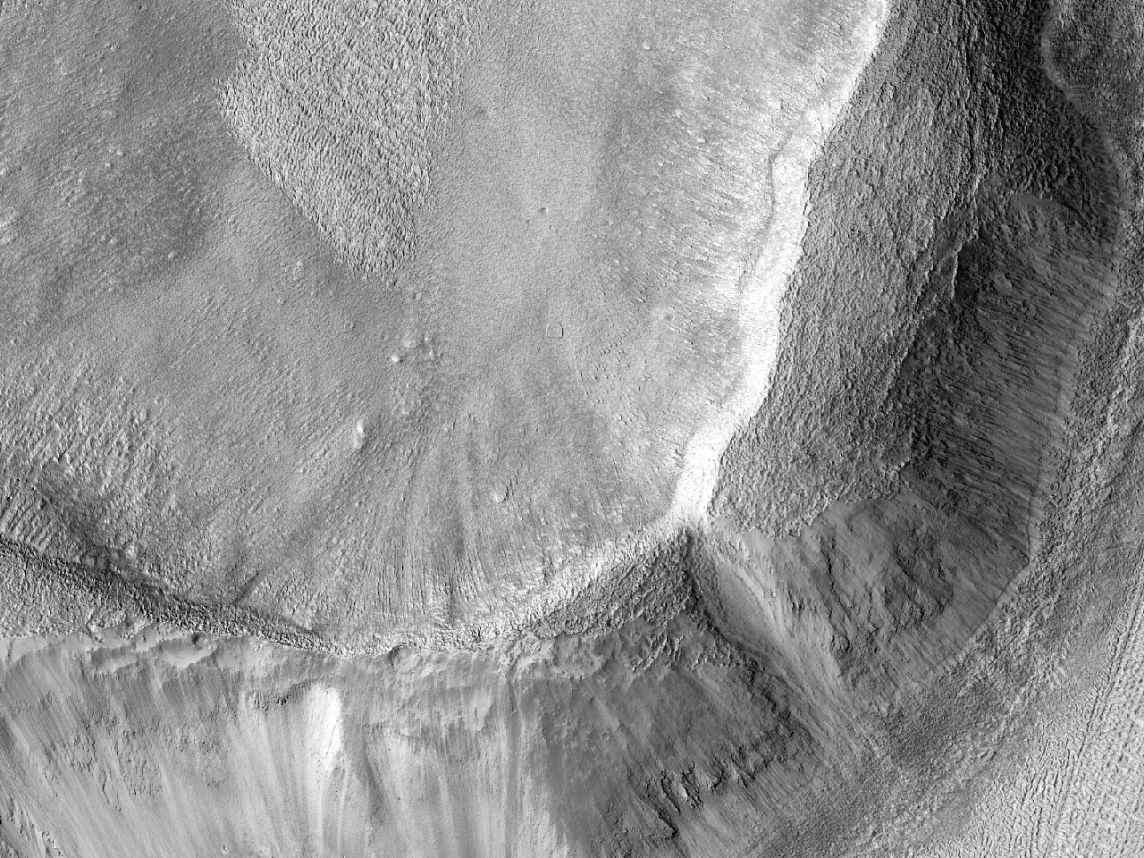 Due crateri lungo il fondale e la parete della Mamers Valles