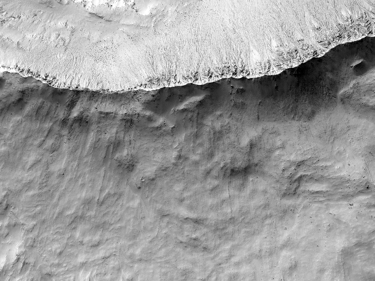 7 kilometrelik çapa sahip yeni oluşmuş bir çarpma kraterinin kenar çıkıntısı ve püskürüğü