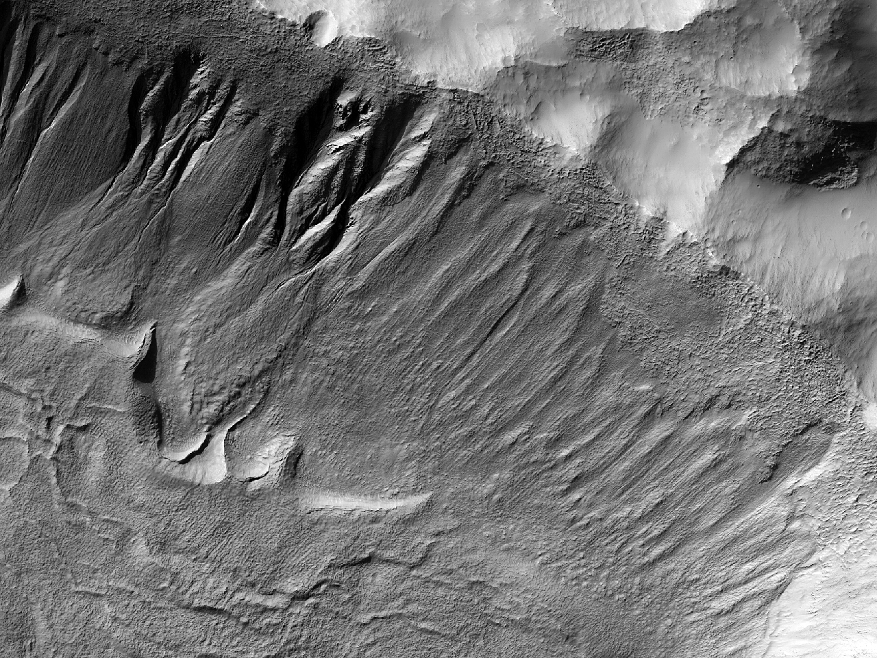 Terra Sirenum’daki bir kraterin eğimleri