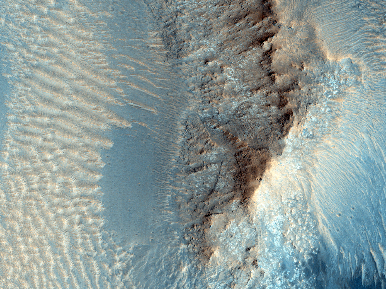 Merkezi yükselmenin yakınındaki krater zemininde bulunan rüsubatlar