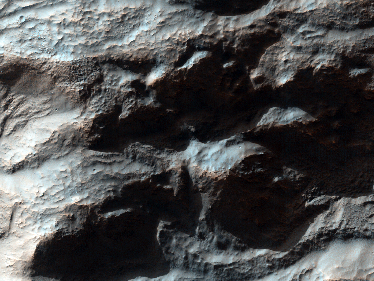 H Κοιλάδα της Αργυρής Λεκάνης δυτικά του Κρατήρα Hale
