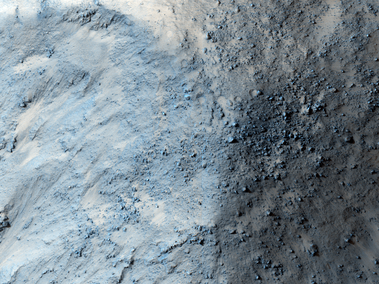 Cratere ben preservato di 25 chilometri con un picco centrale