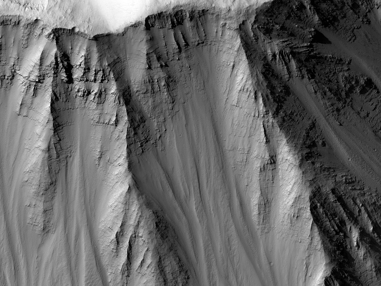 提托努利林峡谷的层状壁 (Tithonium Chasma)