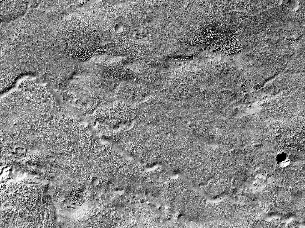 层状矿床在海拉斯蒙斯特地区的火山口中 (Hellas Montes)
