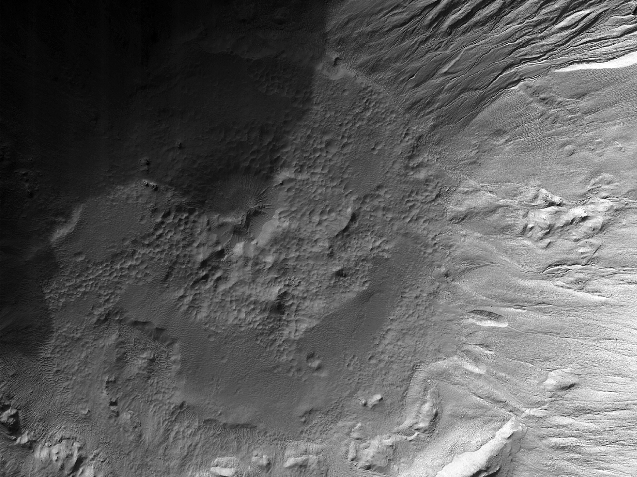 8 kilometrelik bir çapa sahip kraterin iç kısmında bulunan çukurlaşmış maddeler