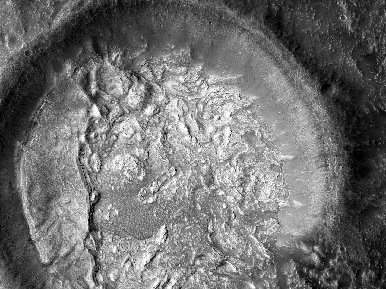 Tempe Terra’nın güneydoğusunda bulunan bir kraterdeki çöküntülerin katmanları
