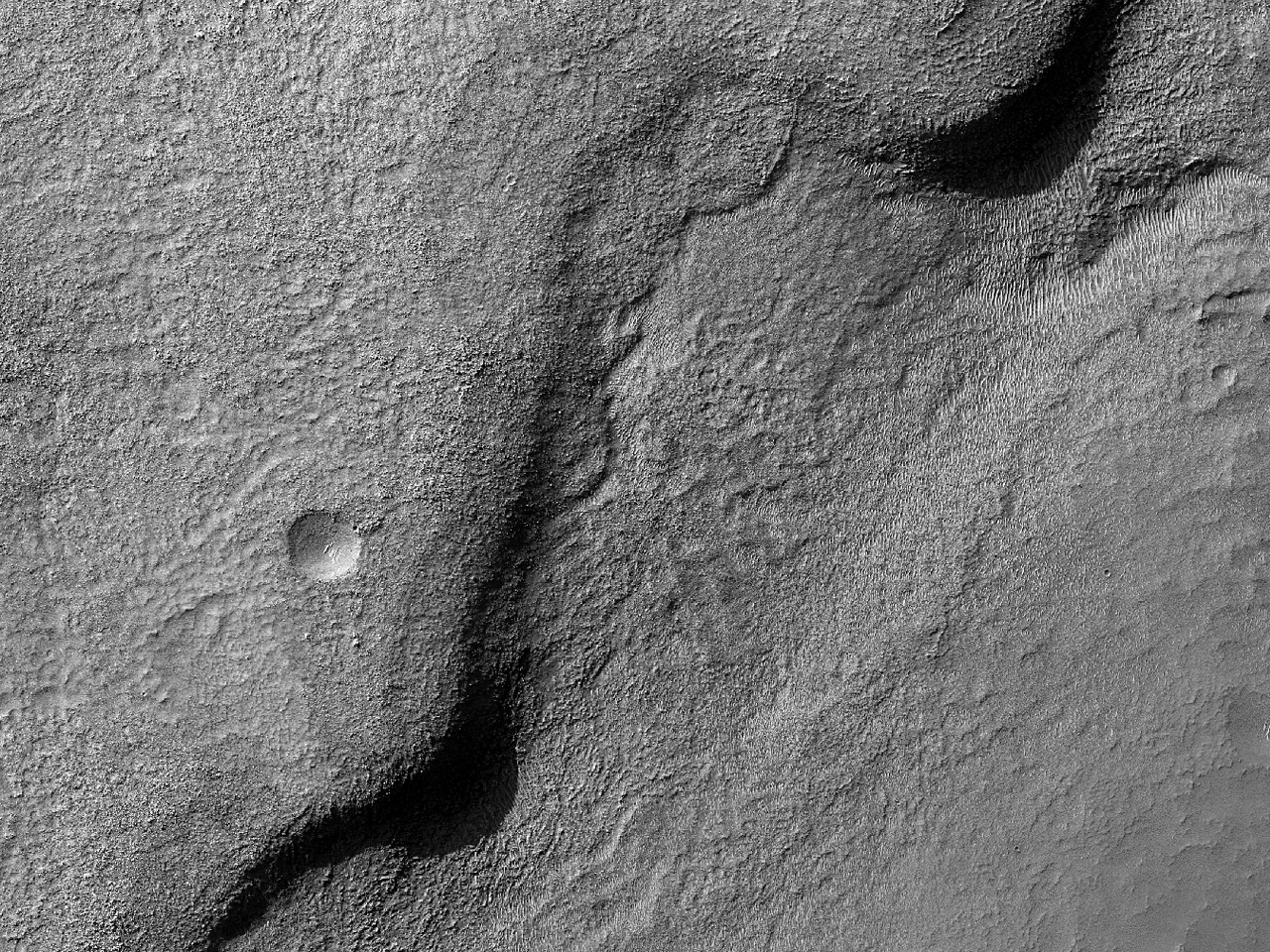 Güney orta-enleminde yer alan bir kraterin tabanındaki katmanlar