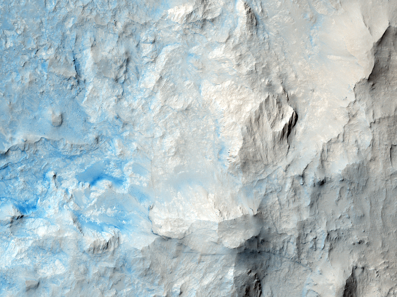 平原低地山顶上的火山口 (Isidis Planitia)