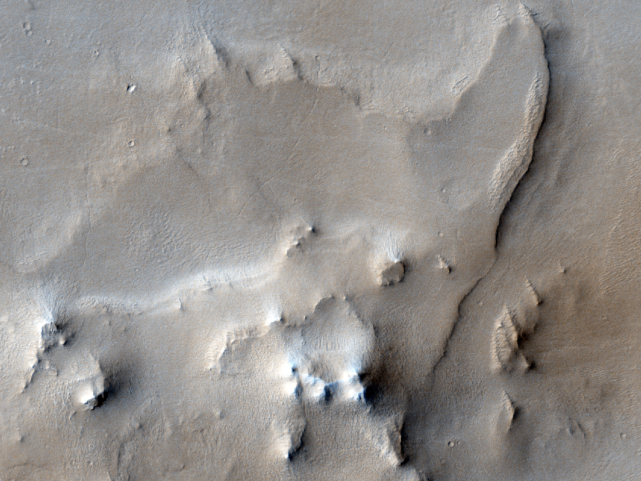 东部的岩层,是火星上远古湖泊河流以及沉积作用的证据。(Indus Valles)