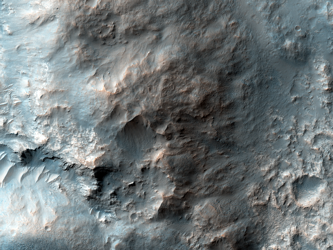 Megabrecha numa cratera ao nordeste de Hesperia Planum