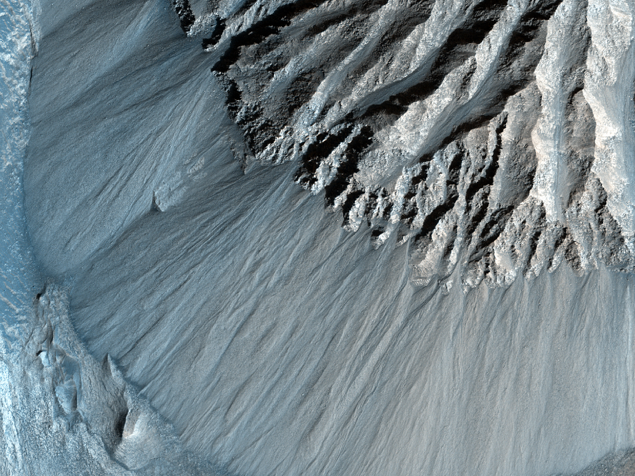 Uma unidade geolgica de cor clara ao longo de um cume em Coporates Chasma 