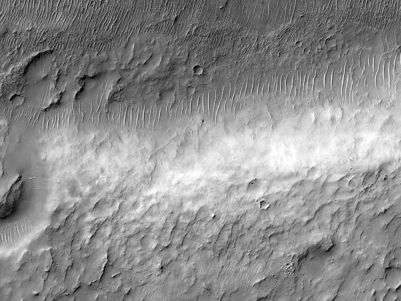 Rand eines Kraters in Mare Serpentis