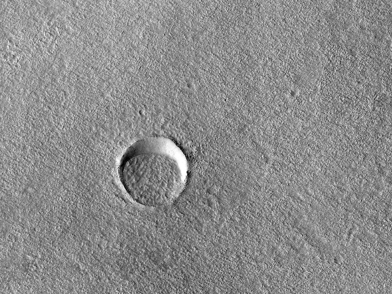 Teilweise mit Ablagerungen gefllter kleiner Krater in Alba Patera