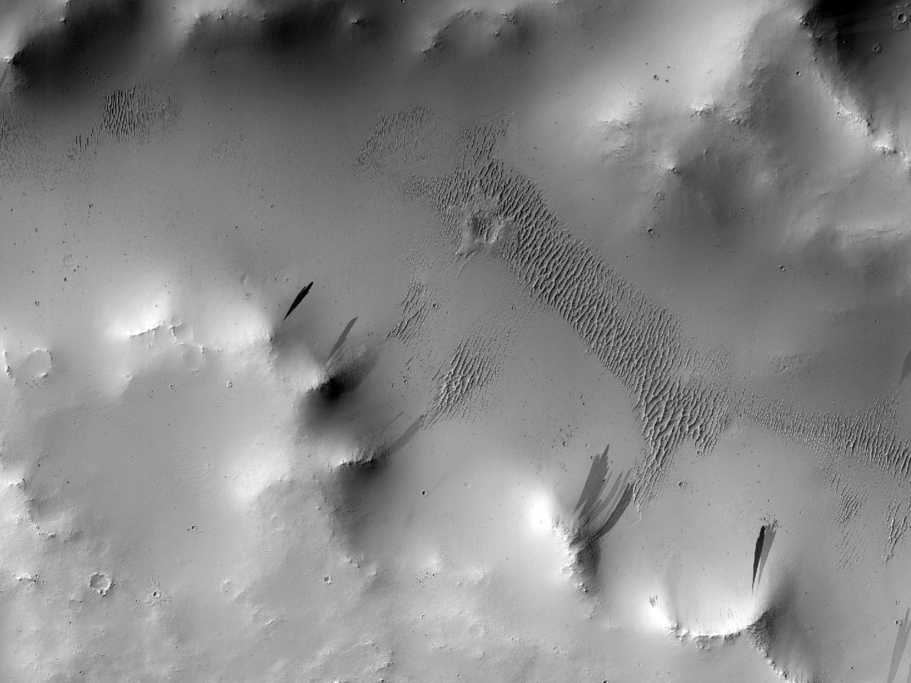 Manderndes Terrain in der Nhe eines Kraters in Terra Sabaea