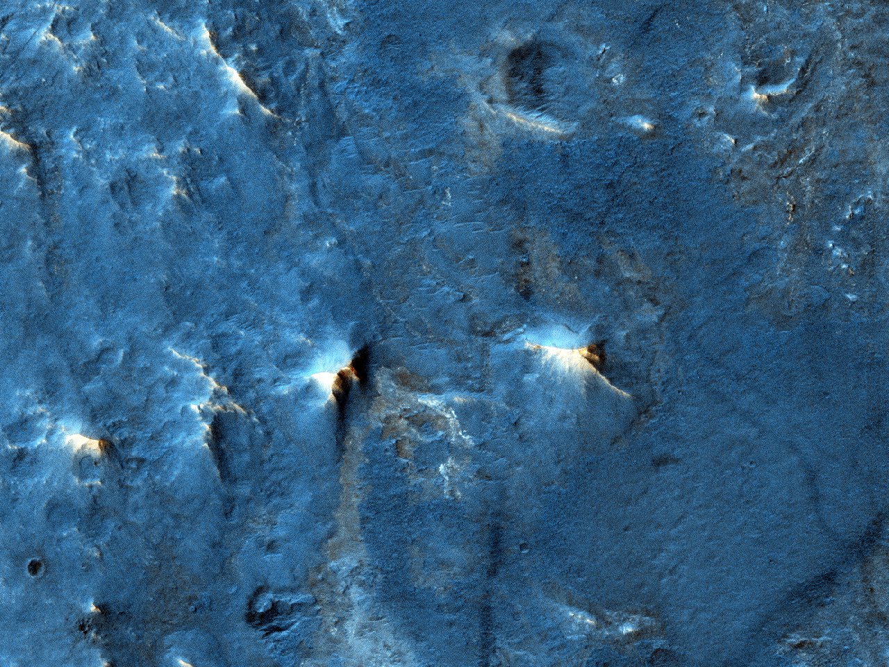 麦克劳克林撞击坑上的地形 (Mclaughlin Crater)