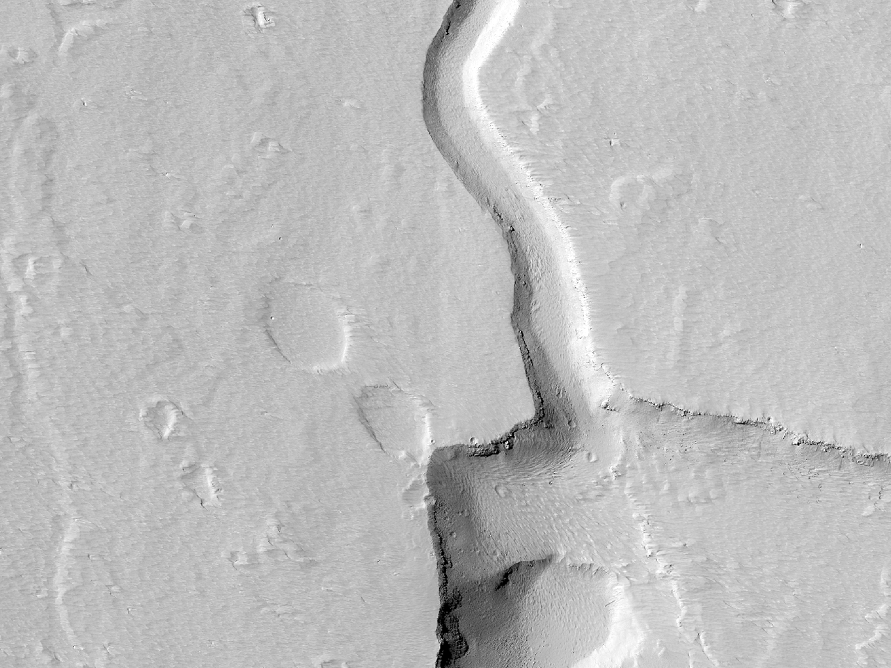 Gruben und Kanle an der Ostflanke des Ascraeus Mons