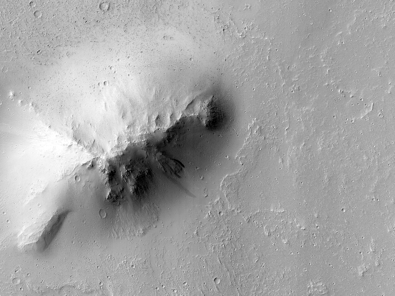 Monticules entours de lave prs du Mont Olympus